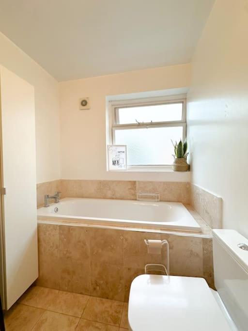 Bright & Spacious Split Level Flat In Kennington Londra Esterno foto