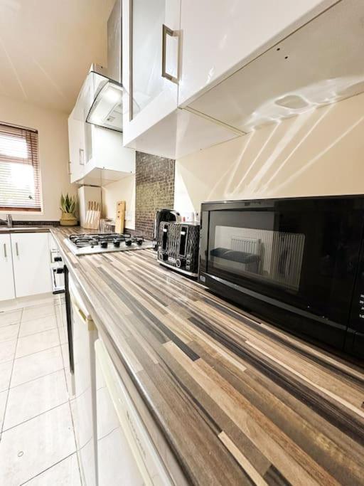 Bright & Spacious Split Level Flat In Kennington Londra Esterno foto